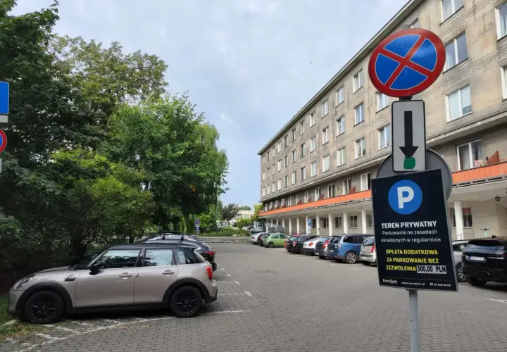 Znak informuje o podziale miejsca parkingowego we wspólnocie mieszkaniowej. Teren prywatny, parkowanie płatne.