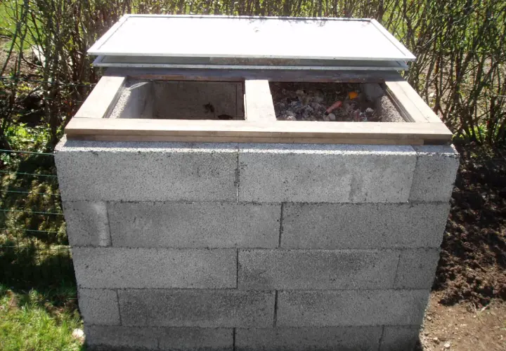 En hemmagjord kompost av betongblock, redo att börja bygga kompost.