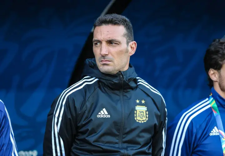 Lionel Scaloni, trener Argentyny, w czarnej kurtce z herbem AFA i trzema paskami Adidas.