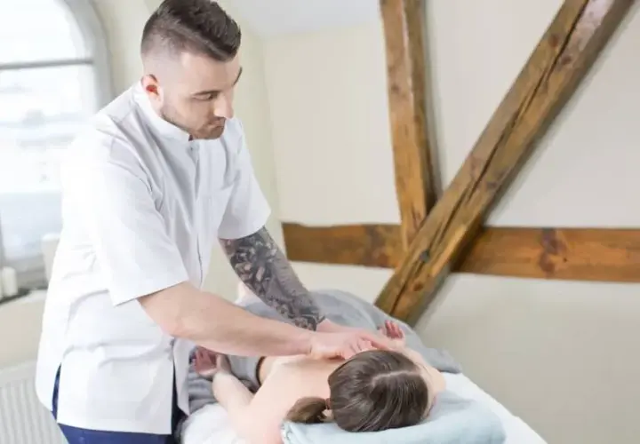 Fizjoterapeuta bez studiów? Poznaj legalne alternatywy i ich granice