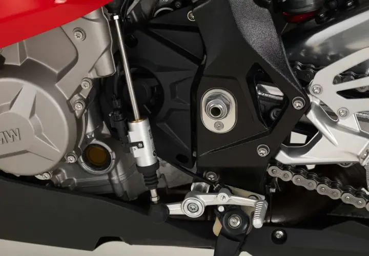 Mechanizm quickshifter co to? Widoczny element motocykla BMW z systemem szybkiej zmiany biegów.