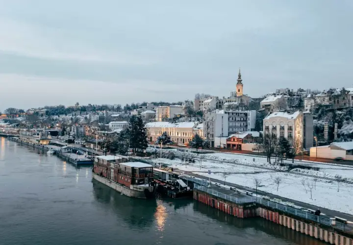 Zimowy krajobraz Belgradu nad Dunajem. Miasto wygląda spokojnie, co może sugerować, że w Serbii jest bezpiecznie.