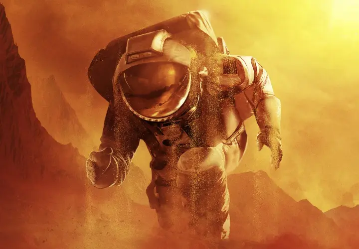 Un astronaute avance dans un paysage martien poussiéreux, sous un soleil éclatant. L'image évoque l'exploration et les défis de **For All Mankind saison 3**.