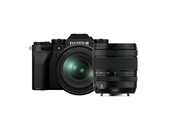Czarny aparat Fujifilm X-T5 z obiektywem XF Zoom 16-50mm. Idealny do uchwycenia każdej chwili.