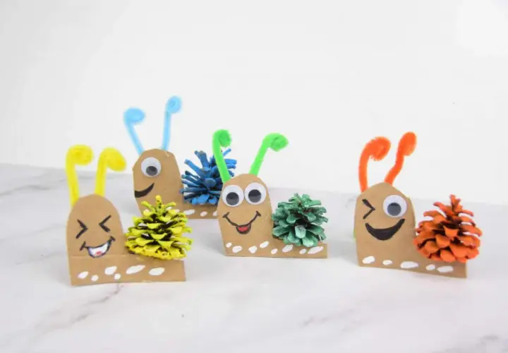 Caracoles divertidos hechos con cartón y piñas, ideales para manualidades para niños de 8 a 12 años.