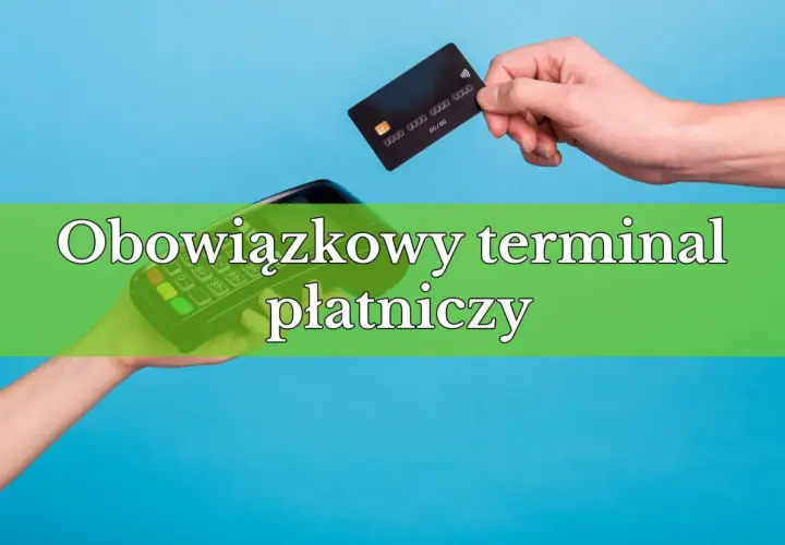 Dłoń trzyma kartę płatniczą nad terminalem. Czy terminal płatniczy jest obowiązkowy?