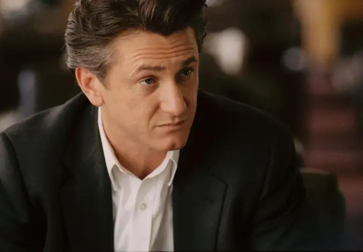 Sean Penn w garniturze, zamyślony. Jego role w filmach zapadają w pamięć.