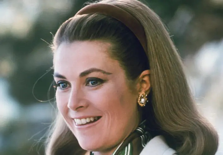 Uśmiechnięta Grace Kelly, ikona stylu, której tragiczna śmierć wciąż porusza.