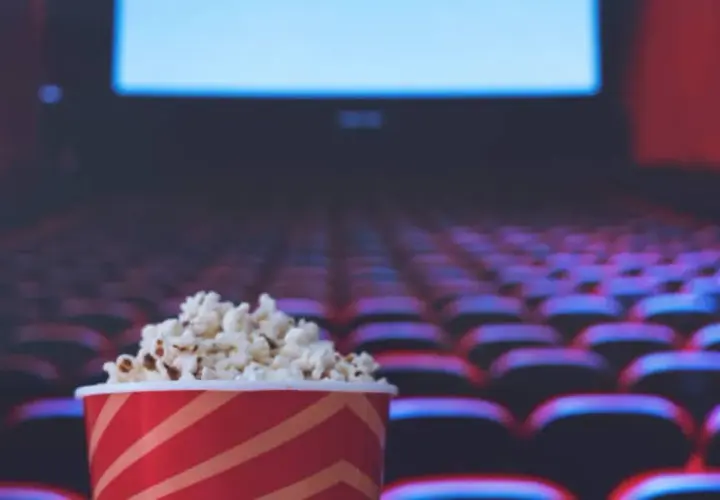Ile czasu film jest w kinie? Sprawdź, jak długo możesz oglądać!