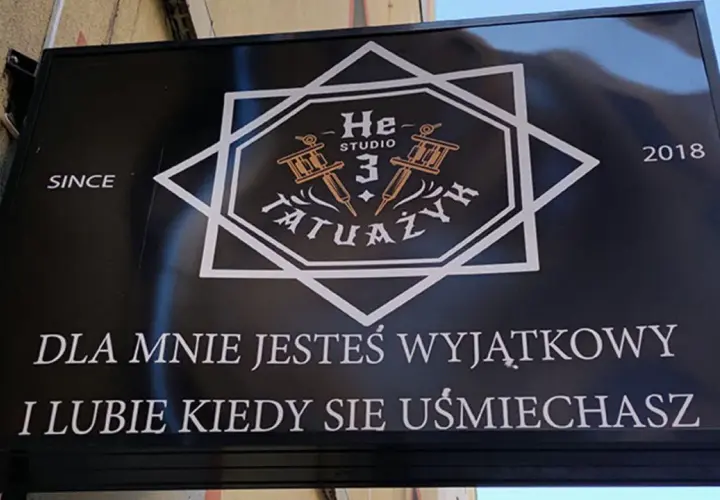 Cena tatuażu z napisem: Ile kosztuje i od czego zależy? Poradnik