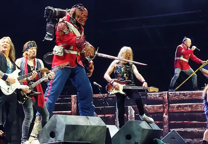 Iron Maiden koncerty w Polsce: Bruce Dickinson z flagą, Eddie w mundurze i muzycy grający na gitarach. Niezapomniany występ!
