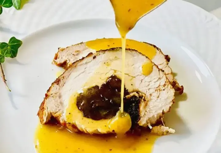 Schab ze śliwką pieczony w naczyniu, polany sosem. Aromatyczne danie, które zachwyca smakiem i wyglądem.