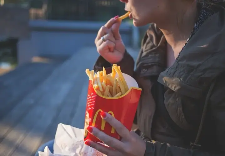 Ile kosztują duże frytki w McDonald's? Sprawdź, jak kupić taniej!