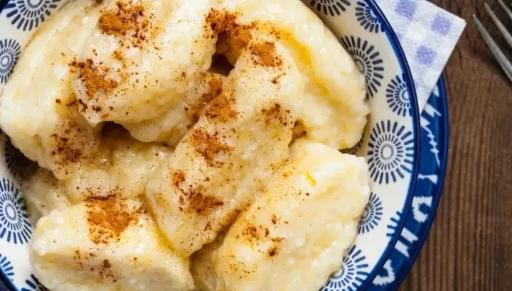 Kluski leniwe z czym podać, aby zaskoczyć smakiem i aromatem