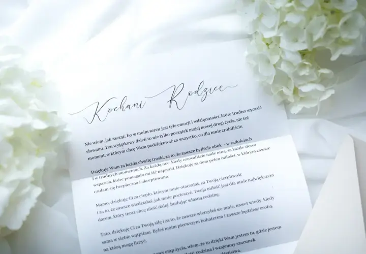 Wzruszające podziękowania dla rodziców na ślub. Białe kwiaty i list pełen miłości.