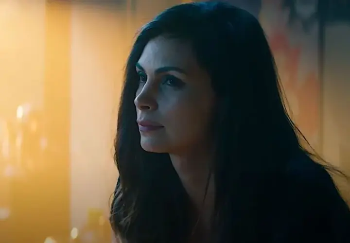 La copine de Deadpool, Vanessa, regarde au loin, son visage éclairé par une lumière douce.