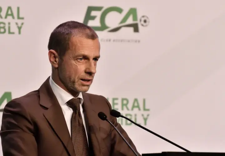 Aleksander Čeferin, prezydent UEFA, przemawia podczas konferencji.