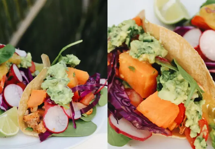 Deliciosos tacos vegetarianos con aguacate, camote, rábano y col morada, servidos con gajos de limón.