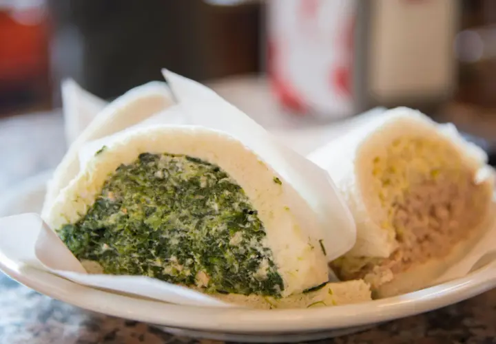 Tramezzini con spinaci e ricotta, e con tonno e maionese, gustosi piatti tipici veneziani.