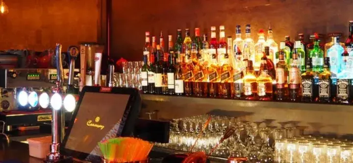 Ile zarabia barman w hotelu? Zaskakujące fakty o wynagrodzeniach