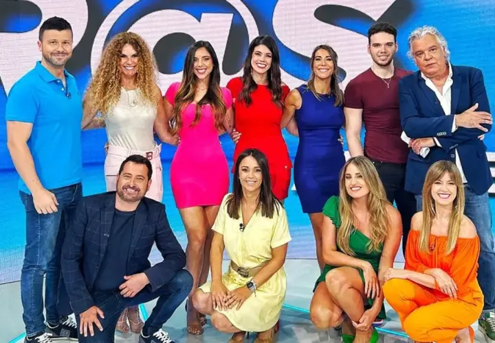 El equipo de aruseros colaboradores posa sonriente para estas fotos.