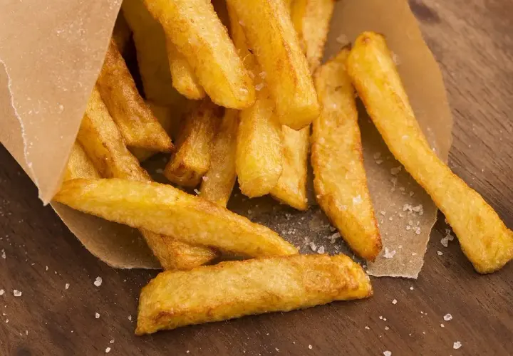 Ile smażyć frytki na głębokim oleju, aby były idealnie chrupiące?