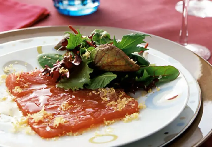 Kalt servierte Thunfisch-Vorspeise mit frischem Salat und Zitronenabrieb. Ein leichter Genuss!