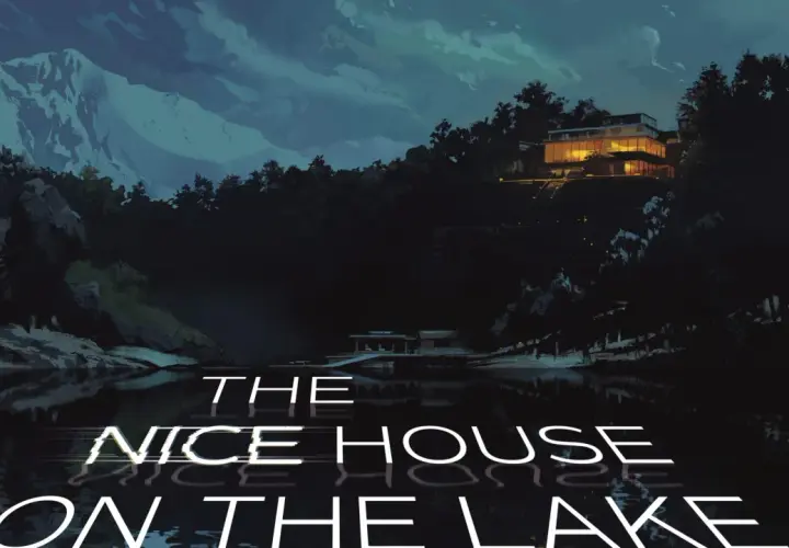 La belle maison sur le lac, nichée dans les montagnes, reflète sa lumière chaleureuse sur l'eau calme.