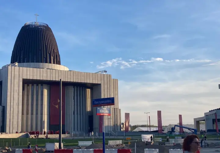 Świątynia Opatrzności Bożej w Warszawie. Monumentalna budowla z kopułą i krzyżem, symbol polskiej providence.