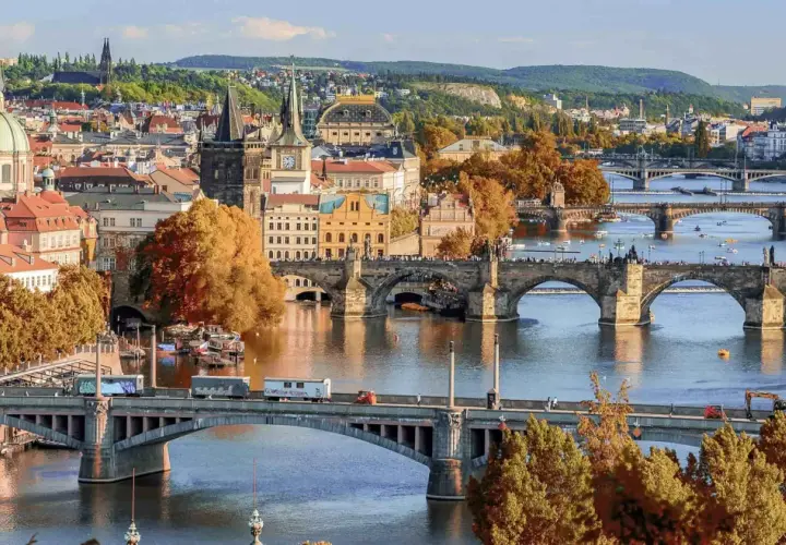Widok na Pragę z licznymi mostami i rzeką Wełtawą. Idealne miejsce na loty Warszawa-Praga.