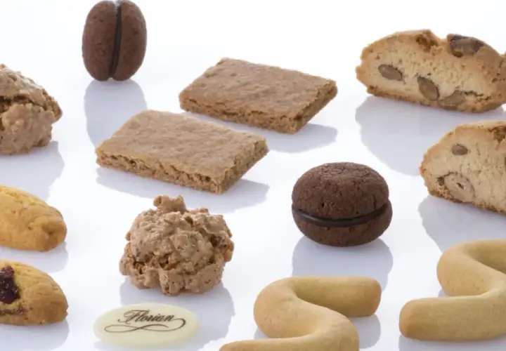 Varietà di biscotti veneziani: cantucci alle mandorle, biscotti al cioccolato, frollini con uvetta e altre delizie.