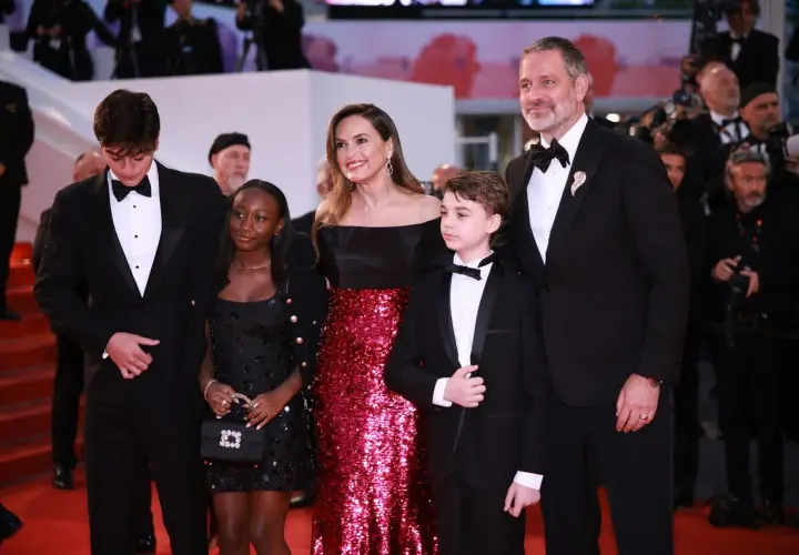 La famiglia di Jayne Mansfield, con i suoi figli, posa sul red carpet.