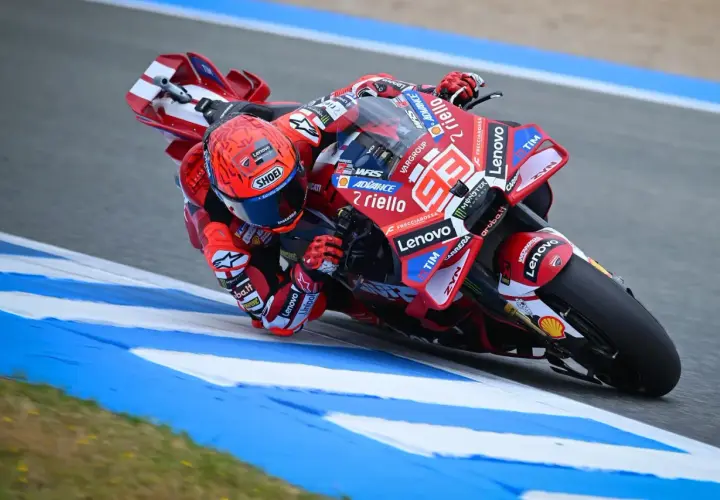 Marc Márquez inclina su Ducati en una curva de Jerez, con el número 93 en su mono y casco rojo.