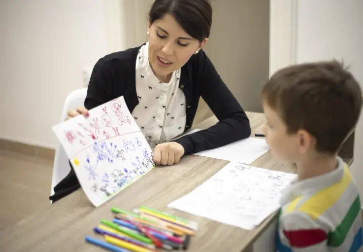 Psicologo infantile da che età? Una dottoressa analizza i disegni di un bambino, aiutandolo a esprimersi.