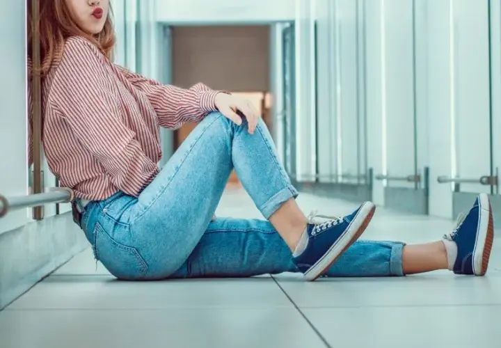 Granatowe botki: Stylizacje, które odmienią Twój look! Z czym łączyć?