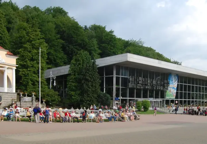 Uzdrowisko z pijalnią wód i parkiem, oferujące piękne walory turystyczne Polski.