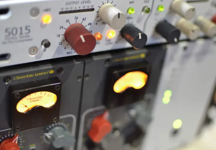 Hunter Imperium Trujki: vintage audio gear, Chandler Limited 5015 mic pre/compressor z podświetlanymi wskaźnikami.