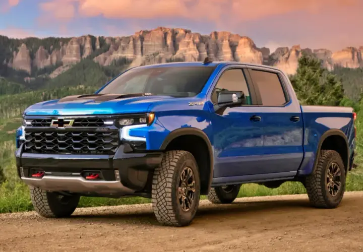 Niebieski Chevrolet pickup ZR2 na drodze w górach.