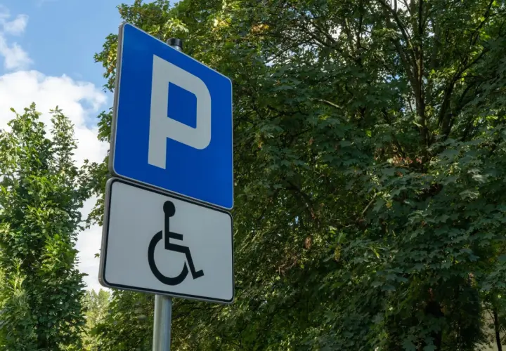 Znak parkingu dla niepełnosprawnych. Umiarkowany stopień niepełnosprawności a wizyta u lekarza – ułatwienie dostępu.