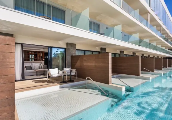 Habitaciones con acceso directo a piscina privada en Barceló Playa Blanca Lanzarote. Disfruta de un baño refrescante desde tu terraza.
