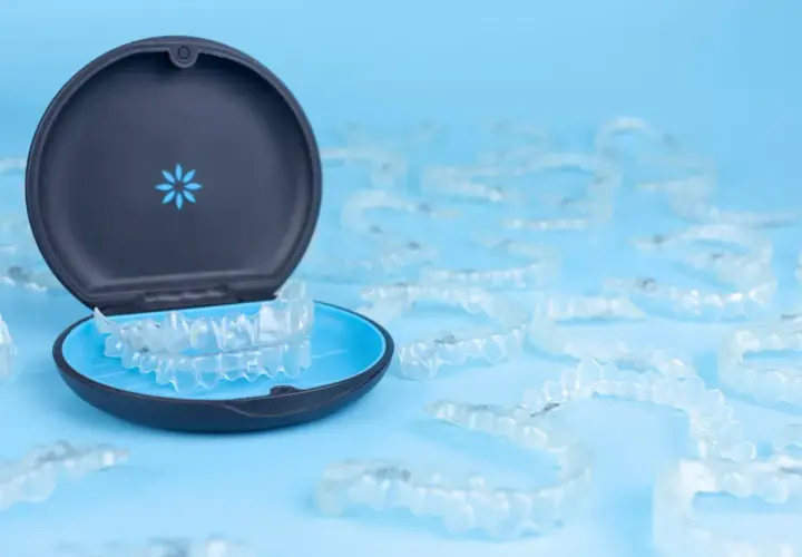 Funda de Invisalign con alineadores transparentes. Consulta el precio Invisalign Sanitas para tu tratamiento.