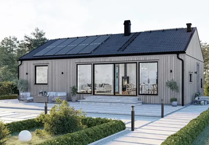 Modernt trähus med solpaneler på taket. Uteplats med möbler och trädgård. Drömmer du om att bygga hus? Pris och inspiration finns här.