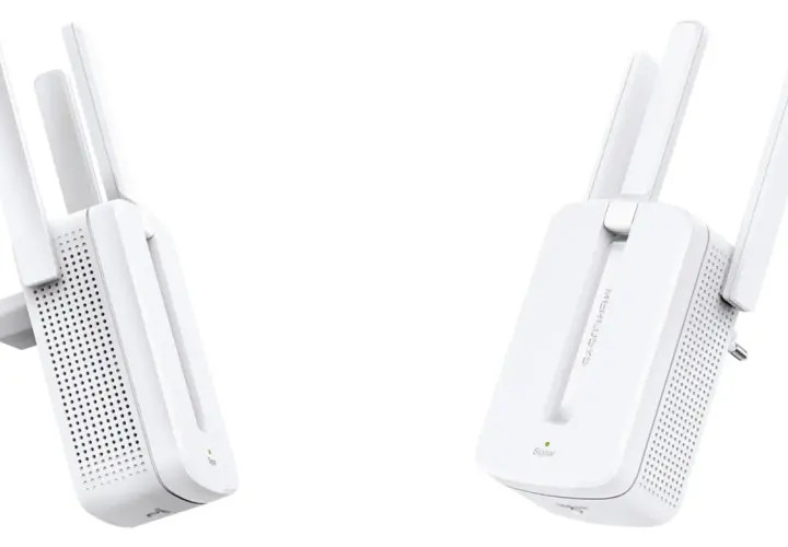 Dwa białe wzmacniacze sygnału Wi-Fi z antenkami. Jeden z wtyczką, drugi z napisem "Signal". To najmocniejszy repeater wifi.