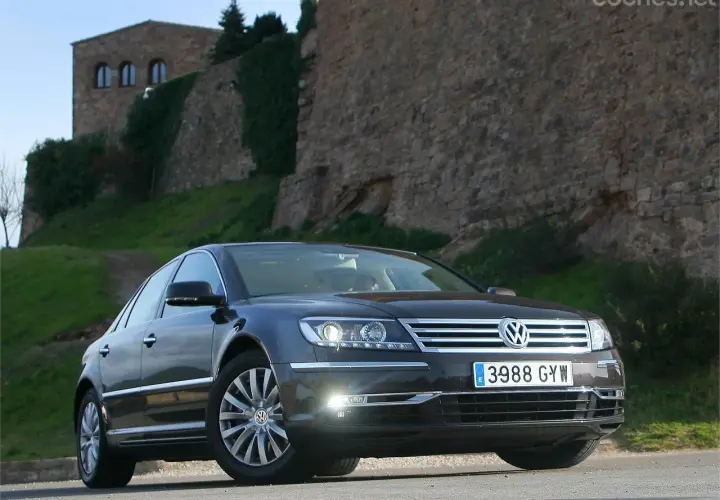 Volkswagen Phaeton 3.0 V6 TDI: opiniones sobre este sedán de lujo frente a un castillo histórico.