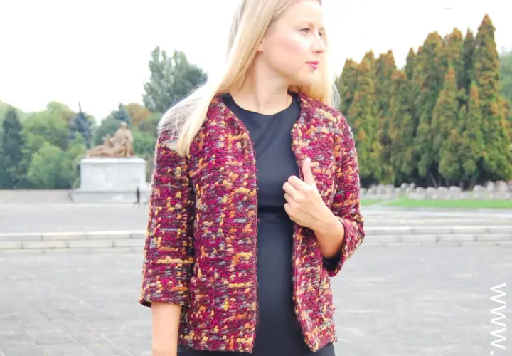 Kobieta w kolorowym, prostym żakiecie wykrój. Elegancki dodatek do stylizacji.