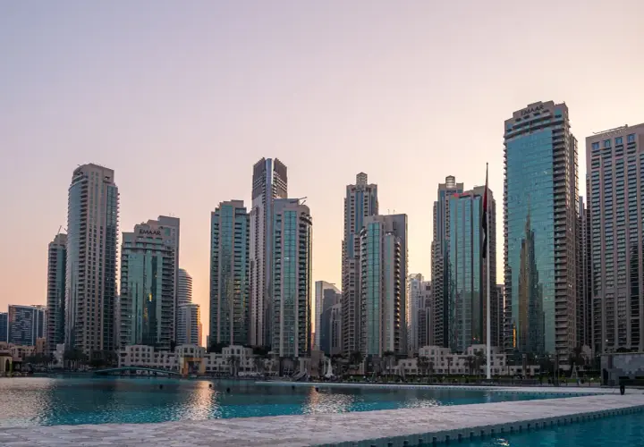 Wieżowce w Dubaju o zachodzie słońca, w tym budynki Emaar. Wspaniałe dubaj atrakcje nad wodą.