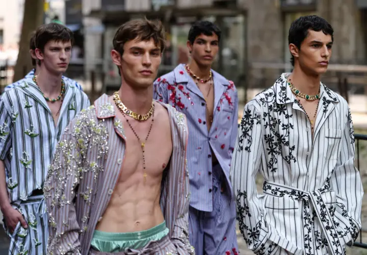 Mężczyźni w piżamach w stylu gabbana, ozdobionych kwiatami i cekinami, prezentują się na wybiegu.