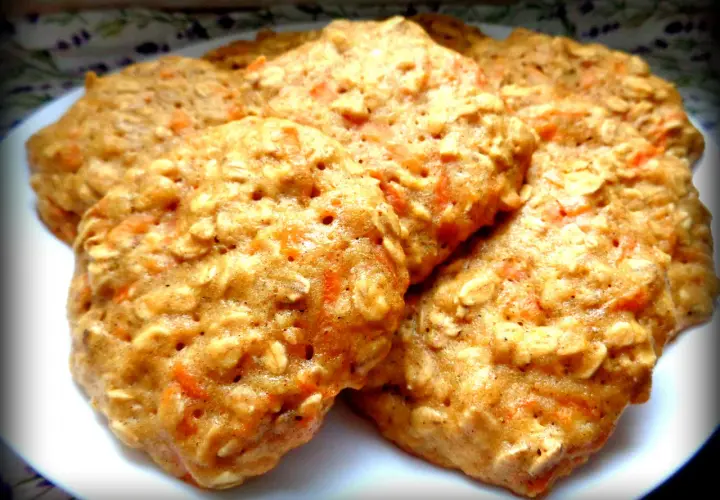 Stos pysznych, domowych ciasteczek marchewkowych z płatkami owsianymi, idealnych na deser.