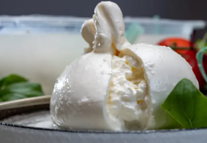 Frische Burrata, ein italienischer Frischkäse, mit cremigem Kern. Was ist Burrata? Ein Genuss!
