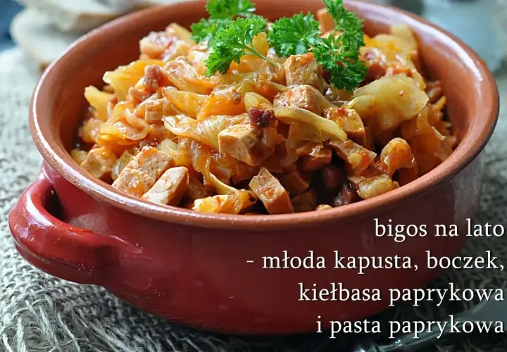 Pyszny bigos z młodej kapusty z boczkiem i kiełbasą paprykową, podany w glinianym naczyniu, udekorowany natką pietruszki.